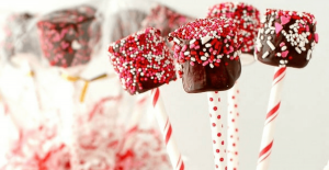 Marshmallow decorado no palito