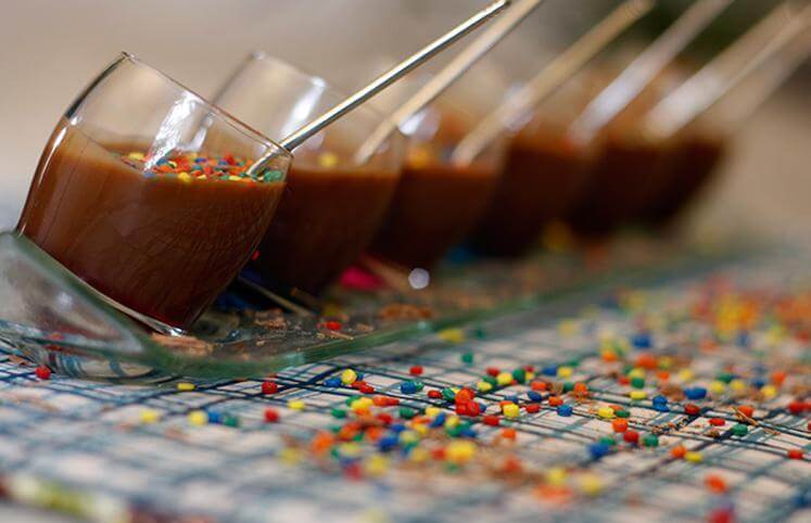Brigadeiro de Copinho com Confeitos Delicados Brigadeiro de Copinho