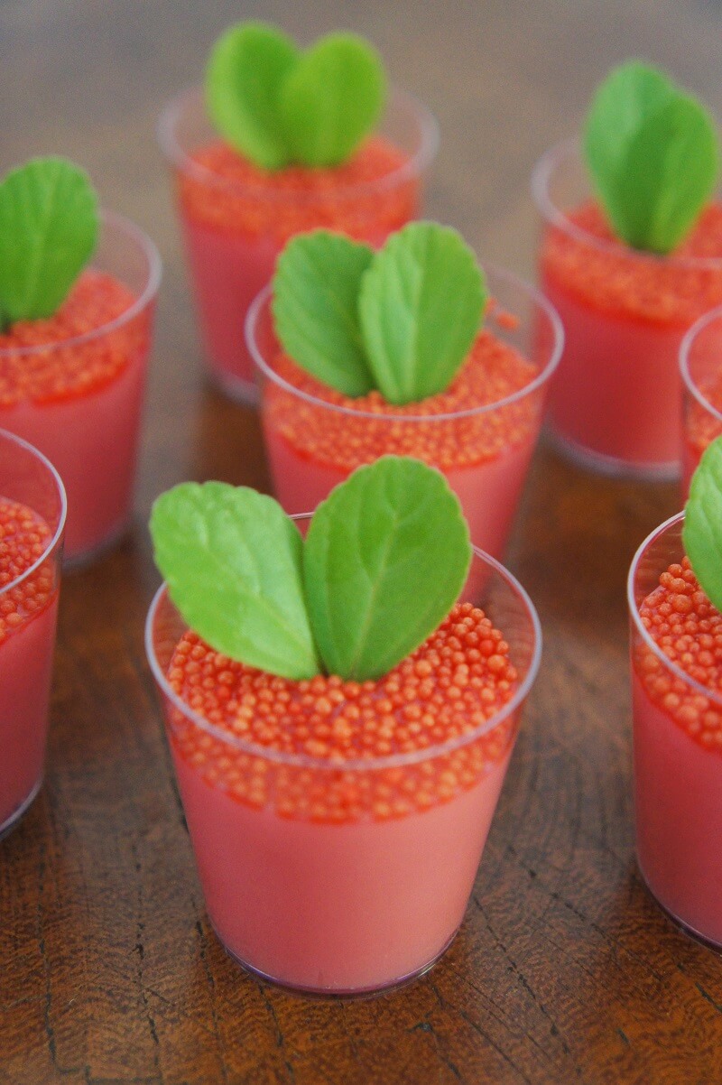 Brigadeiro de Copinho de Morango Brigadeiro de Copinho de Morango