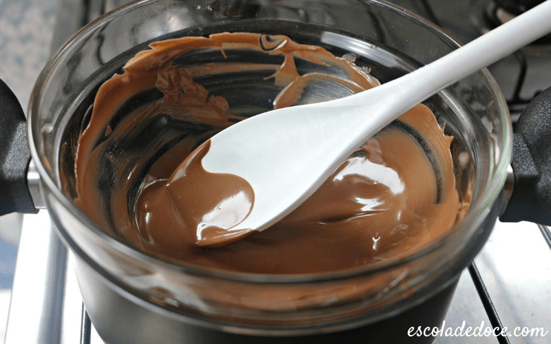 Como derreter chocolate no micro-ondas e em banho-maria