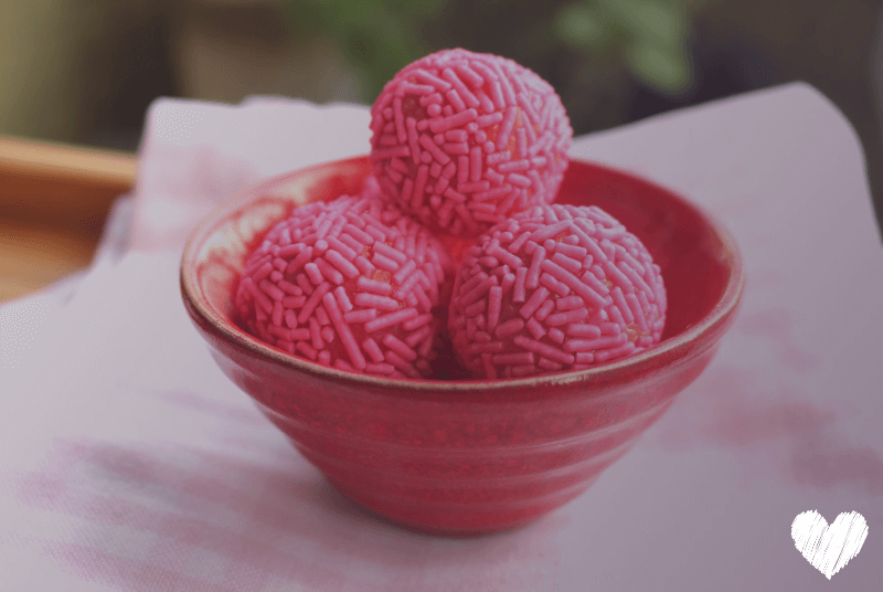 → Como Fazer Brigadeiro Rosa: 4 Receitas Diferentes!